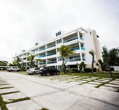 Beautiful 2 bedroom unit, free wifi, pool 3 minutes walk from beach