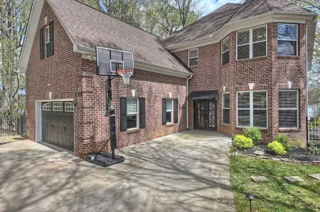 Laid Back Lake Life by AvantStay Waterfront View Отели рядом с достопримечательностью «Trump National Golf Club Charlotte»