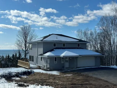 Sweeping lake views-5 min drive to Gooseberry-10 min to Two Harbors-3 bedrooms Отели рядом с достопримечательностью «Гусберри Фолс Конкорс»