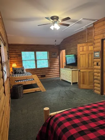 3 Bedroom, 2 Bath Secluded Old Forge Log Cabin Отели в г. Олд Фордж