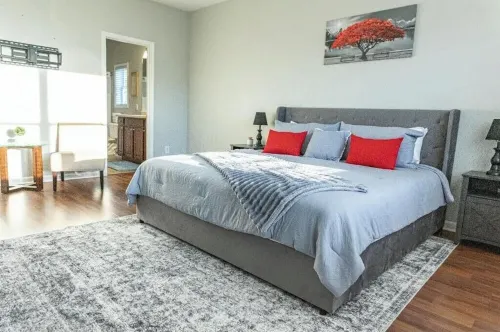 Charming 3-bedroom house in small-town Byron with WiFi, AC, and patio seating. Hotels in Byron