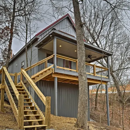 Cozy East Bernstadt Cabin w/ Porch + Fishing Lake!