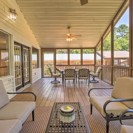 The Lake Escape: Boat Dock, Fire Pit, Kayak! Hotels in St. Clair County