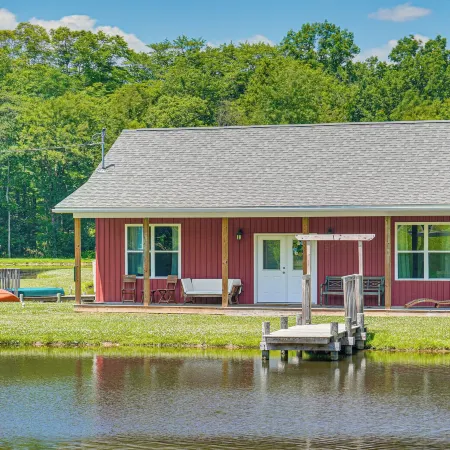 Close to Slopes Lakeside Cottage in Pocono Mtns