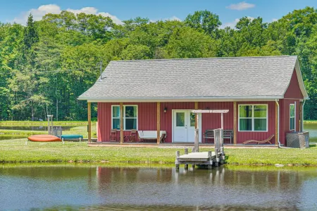 Lakeside Cottage with Porch in Pocono Mountains
