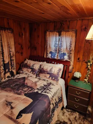 Charming 2-bedroom  lakefront cabin in delightful Phillip,WI