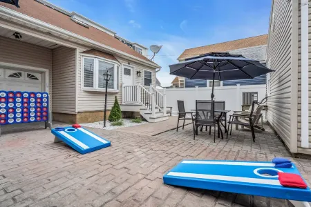 2 Min to Beach with Towels+ Linens, AC, BBQ Grill, Keurig Coffee