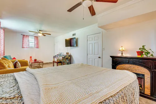 1 Mi to Train: ATL Area Apt w/ Patio & Shared Yard Hotels in East Point