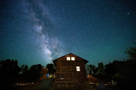 Glamping, Off-Grid Adventure at Peace-Friendly Cabin on 10 Acres w/ Stargazing!