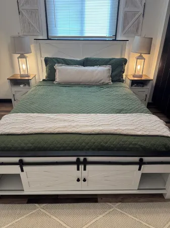 Cozy 2Br • Firepit • Minutes to Downtown & UW Campus • Near Lake Winnebago Отели рядом с достопримечательностью «Университет Висконсин в Ошкош»