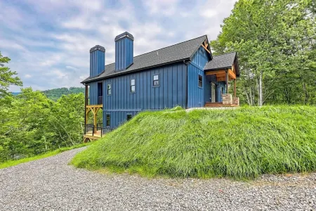 Charming 3 bedroom Riverside Cabin: WiFi, AC, & 3 Fireplaces in Hayesville, NC