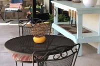 "Stay A While" Couples Retreat - One Block from Main Street!