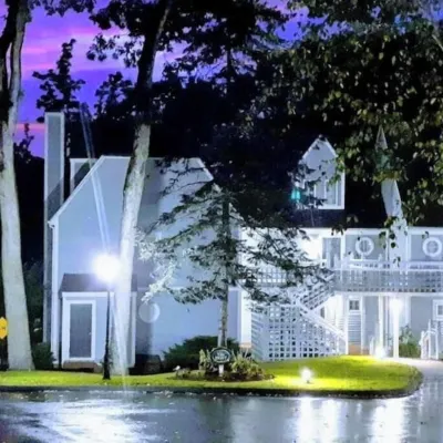 Luxe Villa- mins from Mohegan Sun with fireplace, jacuzzi, sauna/pools, and spa 鄰近Otis Library的酒店