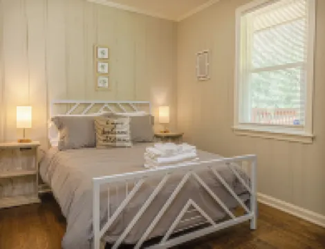 迷人的寬敞帶遊戲室的家