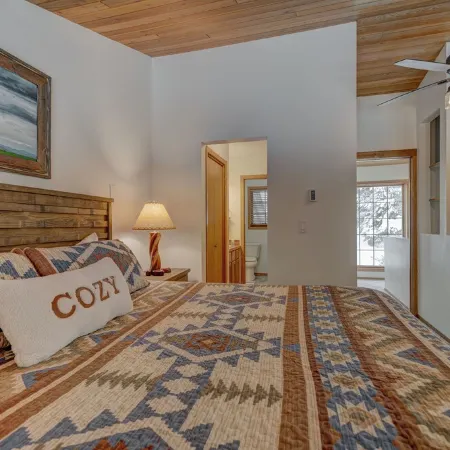 Cozy Rustic Condo minutes from Big Sky Resort & Town Center! Hot Tub & Sauna!