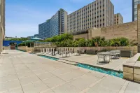 Modern City Views Downtown Dallas 1-bedroom Condo Free Parking, Gym, Pool