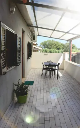 Dependance located 1.6 km from the American Cemetery and 2.5 km from the Borgo Antico Отели в г. Неттуно