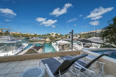 3 Bedroom Lagoon Front Apartment  호텔