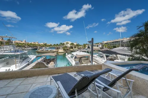 3 Bedroom Lagoon Front Apartment