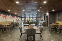 Kompose Boutique Resort at Theme Parks - breakfast