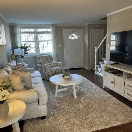 3BR/1BA Townhouse easy walk to University of Delaware campus, free parking spot.