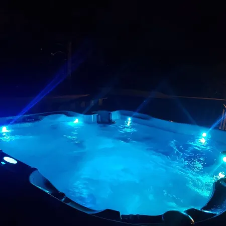 Cozy 4-Bedroom Cabin w/ Hot Tub + King Master Bed Отели в г. Бейли