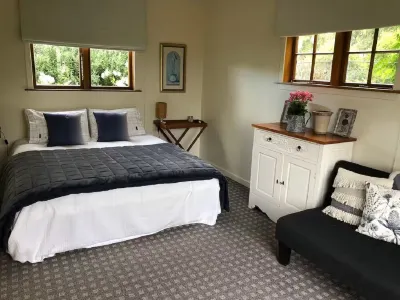 Riverbank Cottage Hotels near Upton Oaks