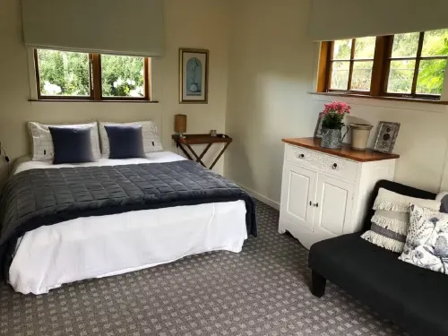 Riverbank Cottage Hotels in Rapaura