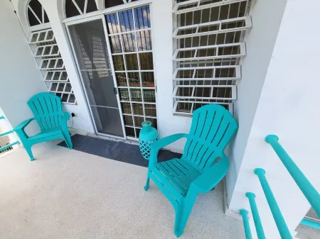 Beautiful home with 2 bedrooms 2 minutes from the beach.