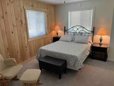 River Retreat with Kayaks, Firepits, Stars Отели рядом с достопримечательностью «Mercury Paper»