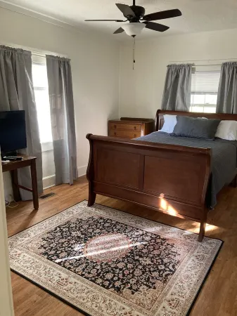 Private, cozy,classic, simple. Centrally located  to hospital, uptown.