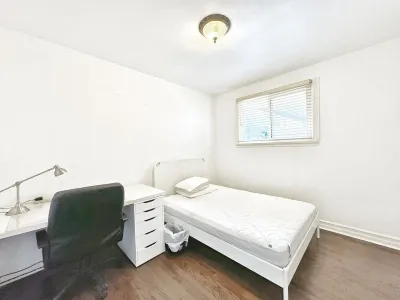 Cozy 3-Bedroom House Hotels near Graydon Hall Manor