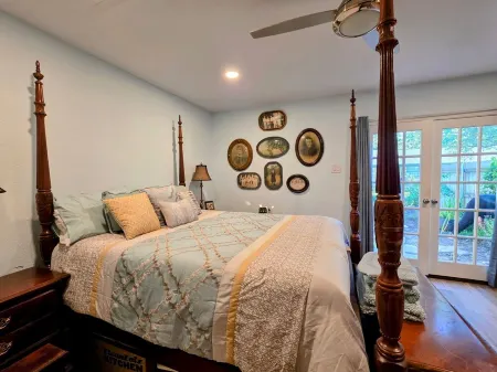 Charming 2-bedroom barndominium in marvelous Stephenville with AC, WiFi