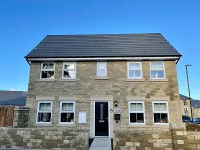 Stylish Peak District Home From Home with Hot Tub & Games Room Hotels in 