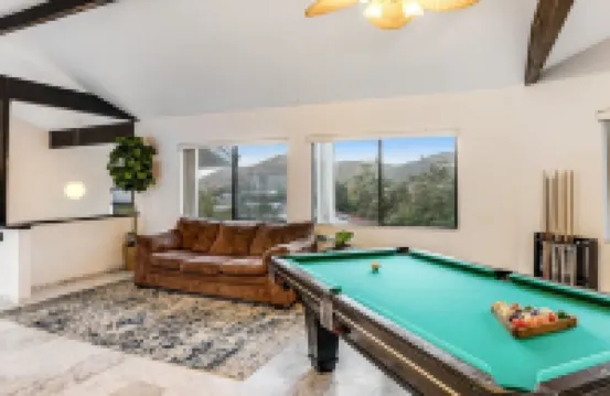 King Suite Oasis: Unwind with Jacuzzi & Bay Views (Unit B)