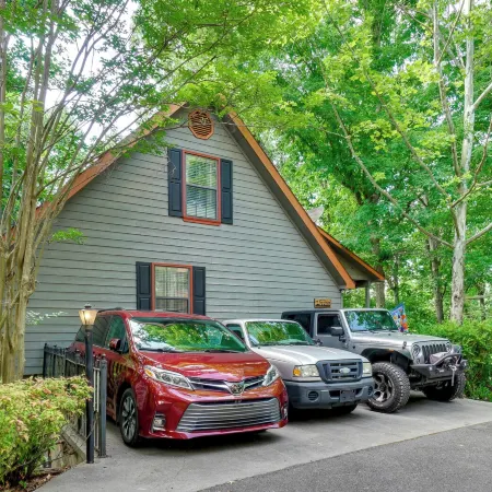 Smoky Mountain Cabin w/ Deck & Hot Tub!