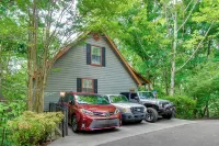 Deck & Hot Tub이 있는 Smoky Mountain Cabin! - 주차장