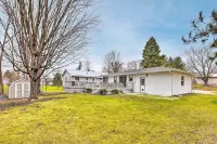 Charming Retreat w/ Deck - Walk to Lake Pepin - 3-Star