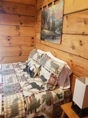 Peaceful Treasure 2-bedroom Riverfront Cabin in Franklin NC