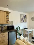 Modern 2 Bed apartment with free parking and Netflix Hotel a Great Dawley