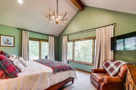 Cozy Holiday Retreat, Hot Tub, Unobstructed Lake & Mountain Views, Close to Town
