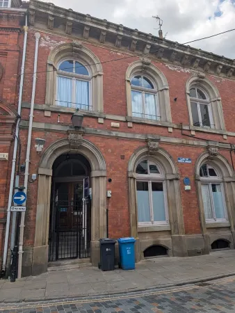 Charming Old Town Apartment Отели рядом со станцией Hull Train Station