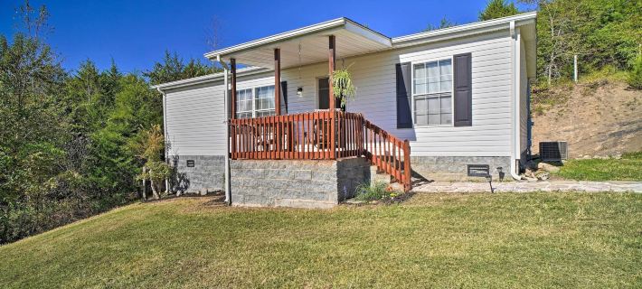 Private Yard & Fire Pit: Pet-Friendly Midway Abode Hotele w: Greene County