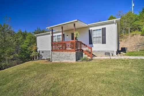 Private Yard & Fire Pit: Pet-Friendly Midway Abode - Parkplatz