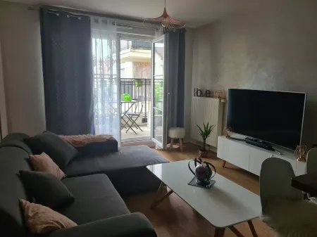Cosy 2-bedroom apartment, parking available and 20 minutes by train from central Paris. Отели в г. Ле-Блан-Мениль