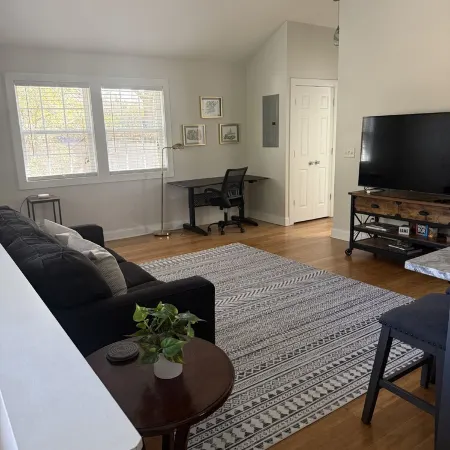 Adorable guest house with private backyard in Mount Pleasant