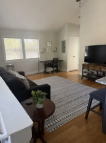 Adorable guest house with private backyard in Mount Pleasant