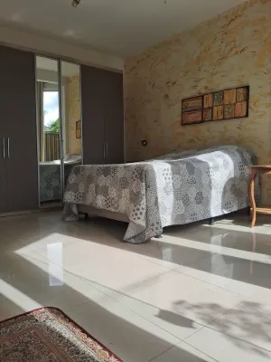 Comfortable room with air conditioning, minibar, exclusive bathroom, 700m from the beach Hotel in zona Jaua Beach