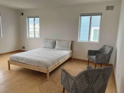 3-bedroom & 2-bath house near Beach with 2 car parking Hotels near MTA Long Island Station
