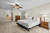 Riverside Retreat: 4BR/3BA with Private Dock and Boat Lift Santa Lucia River Club 주변 호텔